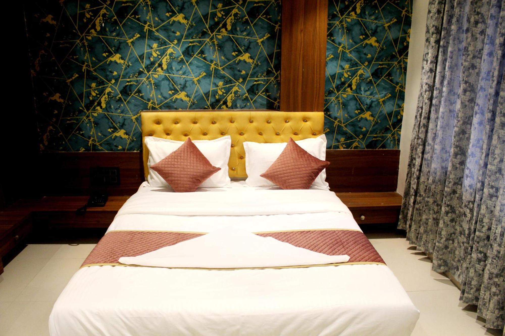 Hotel India Gate Narhe, Pune Exteriör bild